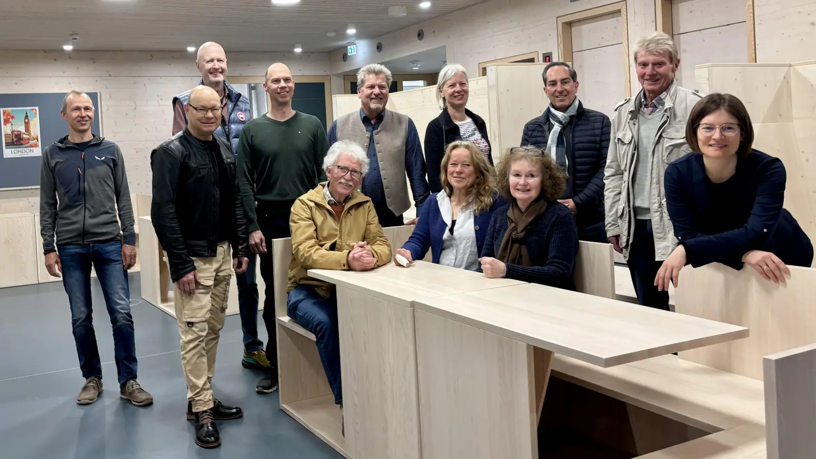 Auf Besichtigungstour im Neubau (v.l.): Andreas Löbe, Bürgermeister Hermann Nafziger, Peter von Schall, Schulleiter Matthias Spohrer, Roman Brugger, Neurieds Bürgermeister Harald Zipfel, Cornelia David, Eva Schreier, Christine Hallinger, Philipp von Hirsch, Max Gum-Bauer und Christin Muhr.  (Foto: Ulrike Seiffert)