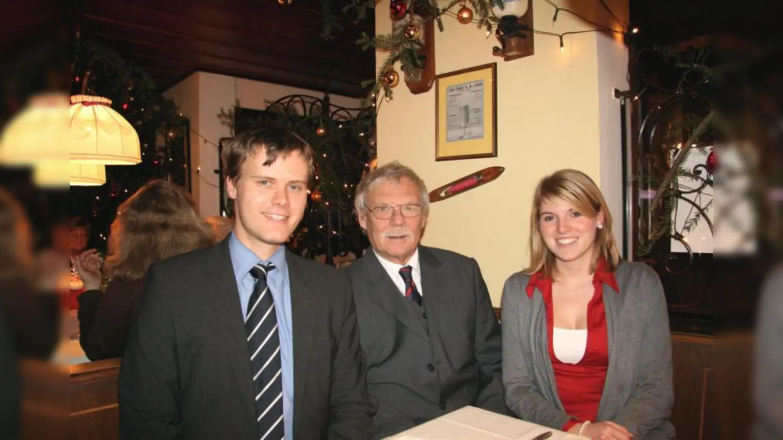 Die JU-Vorstände Andreas Römmelt und Katja Pfeil mit dem JU-Gründungsmitglied Joseph Schmid bei der Jubiläumsfeier in Lochham. (Foto: US)