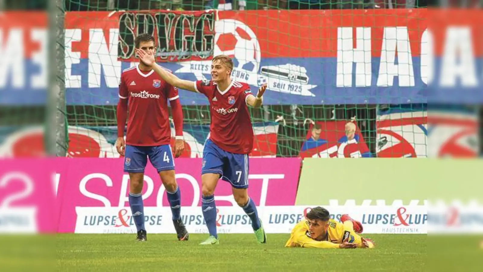 Finn Porath (Mitte) traf in Meppen zur zwischenzeitlichen Führung für die Hachinger. Den Schlusspunkt zum 3:3 setzte Mittelfeld-Kollege Luca Marseiler.	 (Foto: Christian Riedel)