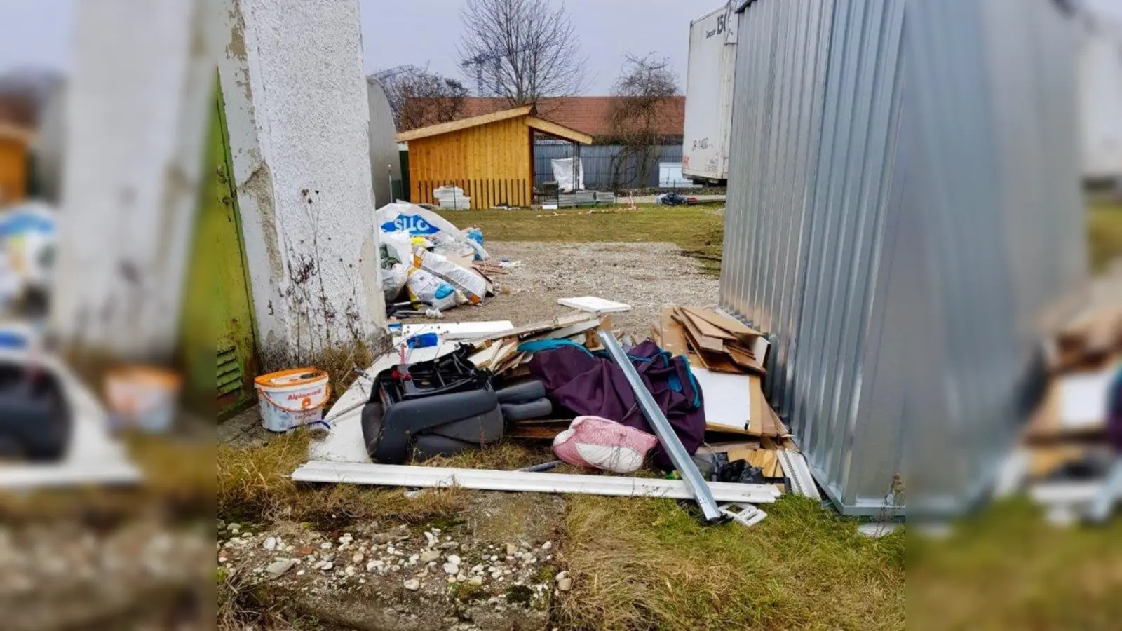 „Das ist hier der reinste Schandfleck!” Die Kleingartenanlage Hildachstraße wird vom umliegenden, nicht genehmigten Kleingewerbe mit Müll zugeschüttet. „Auch Autobatterien und Chemikalien sind darunter”, schimpft Wolfgang Wührer, Vereinsvorsitzender der Anlage. (Foto: Wolfgang Wührer)