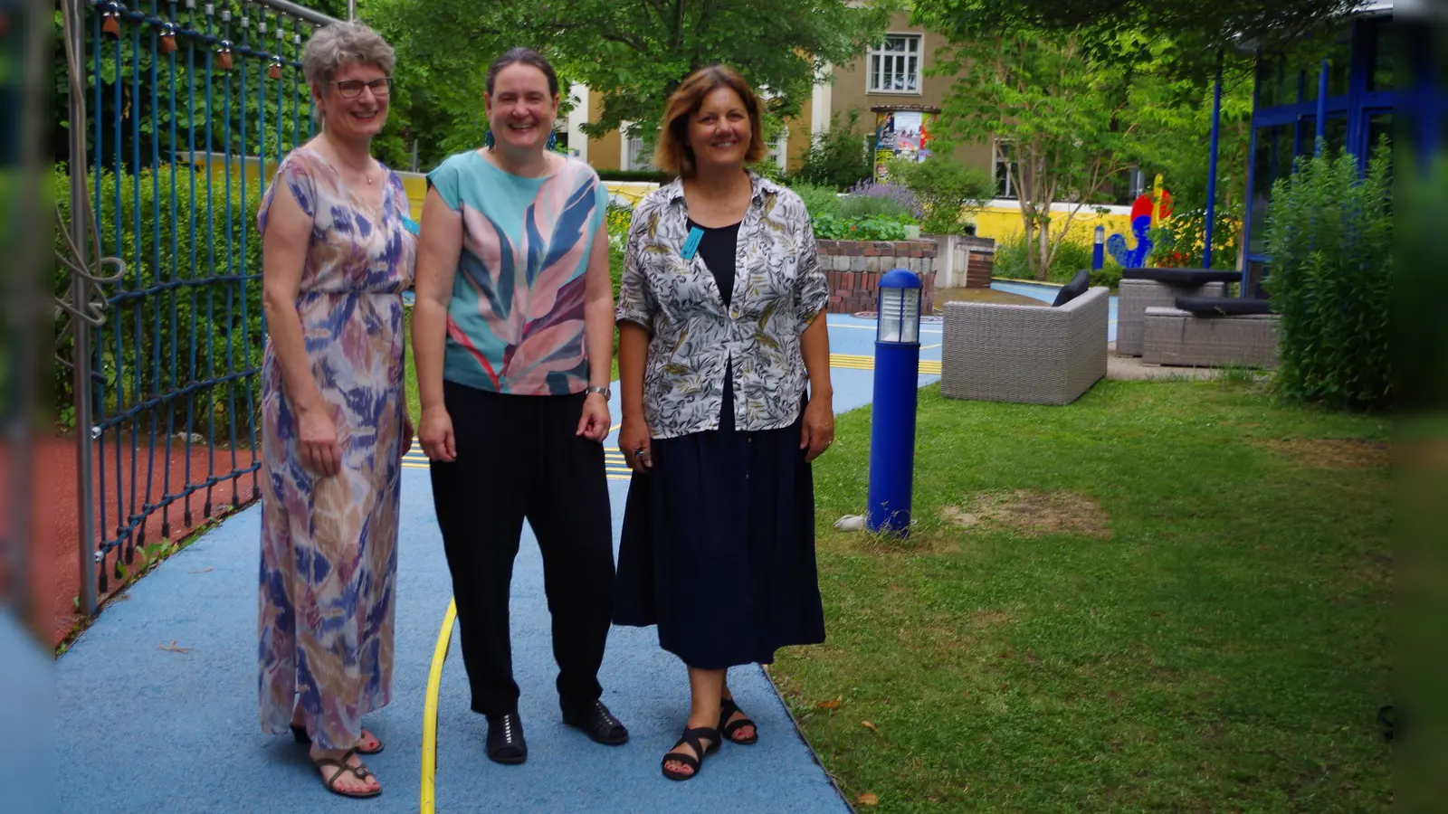 Verschiedene Einrichtungen öffnen während der Inklusionswoche ihre Türen, darunter auch das Blindeninstitut (Romanstraße 12) mit seinem Spielgarten (Bildhintergrund). Von links: Petra Rösl (Qualitätsbeauftragte für den Bereich Sehen, Blindeninstitut), Claudia Wirts (vom Bezirksausschuss Neuhausen-Nymphenburg) und Karin Stecher-Stepp (Leiterin des Blindeninstituts). (Foto: Beatrix Köber)