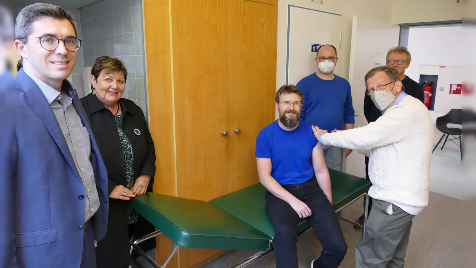 Ein wenig Wehmut bei den letzten Impfungen im Impfzentrum Peißenberg (von links): Peißenbergs Bürgermeister Frank Zellner, Landrätin Andrea Jochner-Weiß, „Impfling“ Felix Ecker vom Landratsamt, der ärztliche Leiter Dr. Christoph Wittermann und Helmut Stork, Leiter des Ordnungsamts am Landratsamt.  (Foto: LRA)