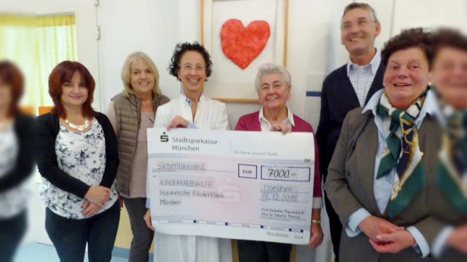 Spendenübergabe (v.l.): Jutta Kawohl, Renate Griebl, Dr. Irene Schmid, Lore Lemberger, Thomas Dallos, Stadtpfarrer von Maria Schutz, und Resi&nbsp;Blüml. (Foto: pi)