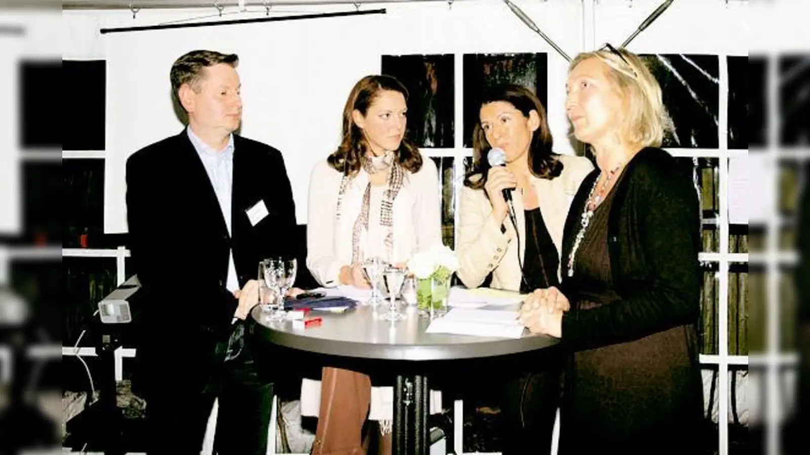 Kindergartenträger Katrin &amp; Dr. Oliver Fromm und Elternbeiratssprecherin Barbara Siegert im Gespräch mit Katharina Knäusl.  (Foto: Privat)