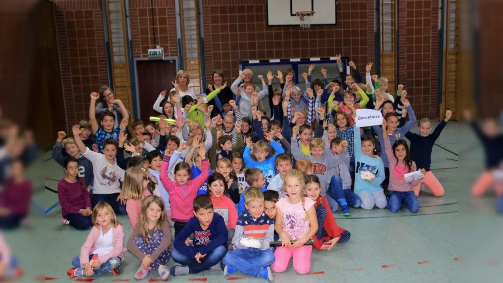 Während der Autofrei-Woche der Volksschule Lochham liefen die Kinder insgesamt 1.397 Kilometer. Schulleiterin Monika Weikert sowie Caroline Poppensieker, Elke Hege und Sabine Nardi vom Elternbeirat (v.l.) in der letzten Reihe mit den drei Siegerklassen. (Foto: us)