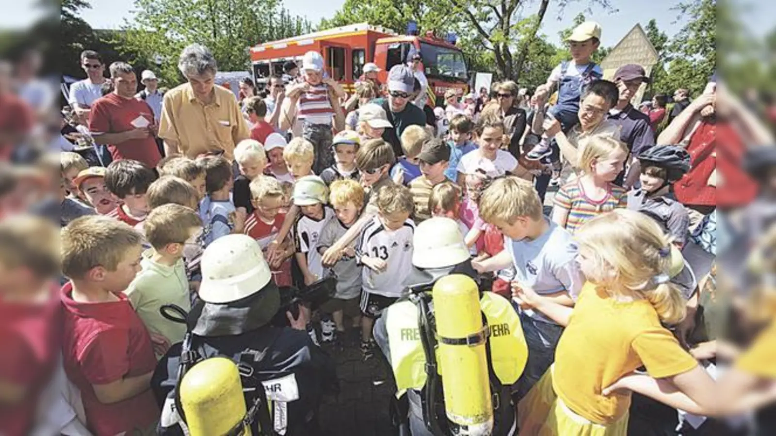 Die Feuerwehrler werden wieder in viele leuchtende Augen blicken, wenn sie den Jüngsten von ihrer Arbeit erzählen.   (Foto: VA)