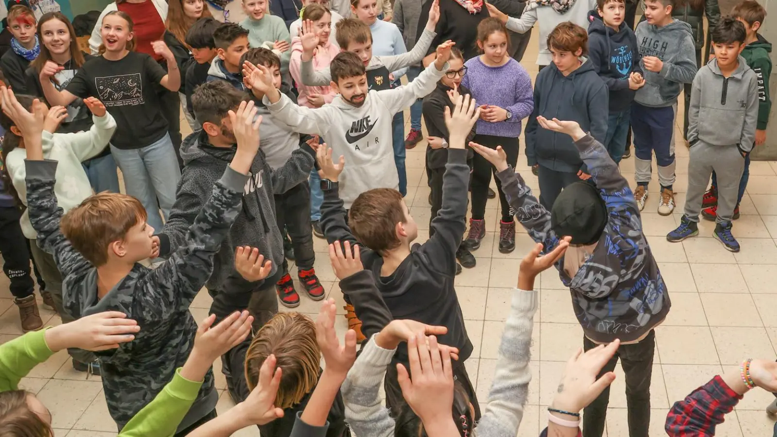 Hände hoch und den Körper zum Takt bewegen - die Christian-Morgenstern-Schüler lehrten ihren italienischen Freunden den Schultanz. (Foto: Engelhardt)