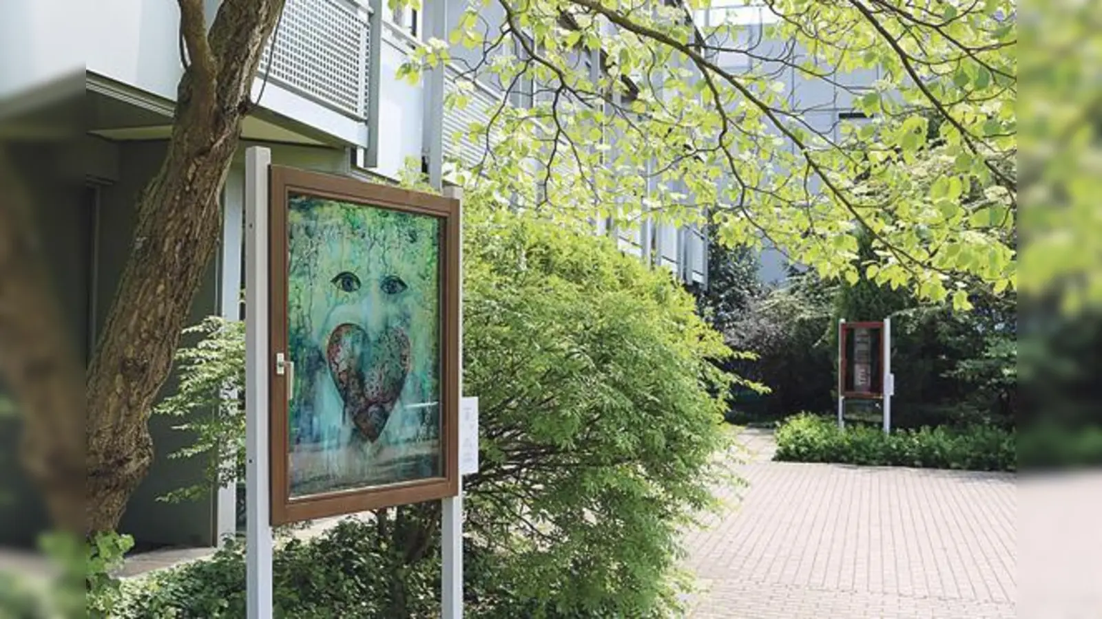 Ausstellung unter freiem Himmel im Innenhofgarten des Alten- und Pflegeheims St. Michael: Glasfenster zum Thema Barmherzigkeit.	 (Foto: privat)