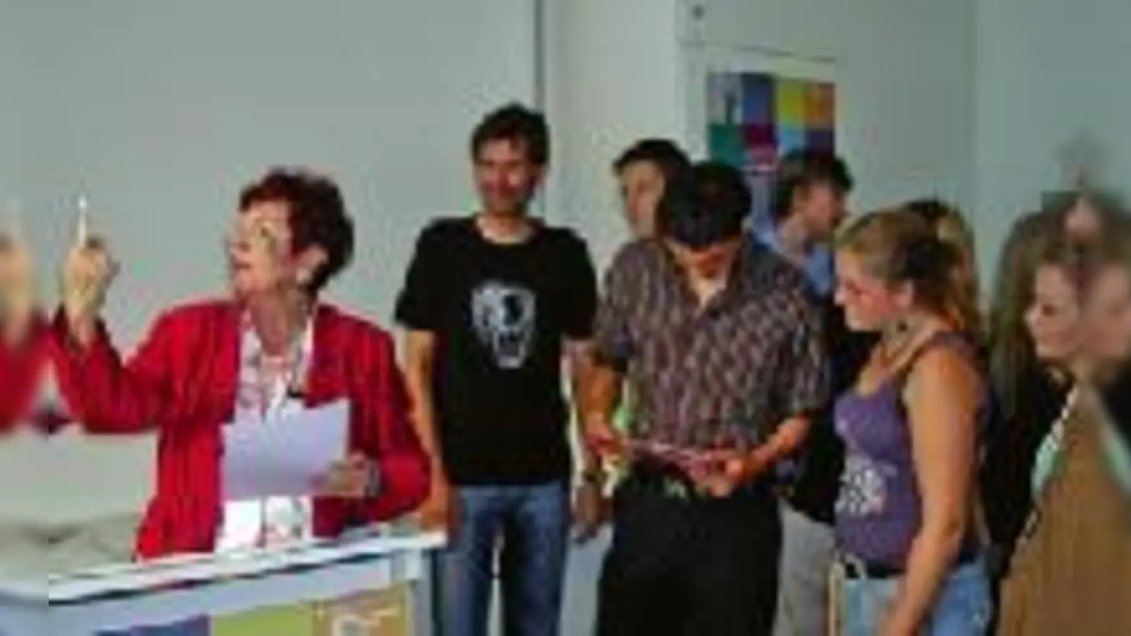 Auf ein gelungenes Fest: Stadträtin Diana Stachowitz, OEZ-Centermanager Dieter Hofmann (v. li.), Jutta Brandl-Hammer, Hiltraut Pusch-Zilker (»Linie 1«), Karin Feige, Johanna Salzhuber (BA-Vorsitzende, v. re.) und Gäste stoßen an. (Foto: cr)