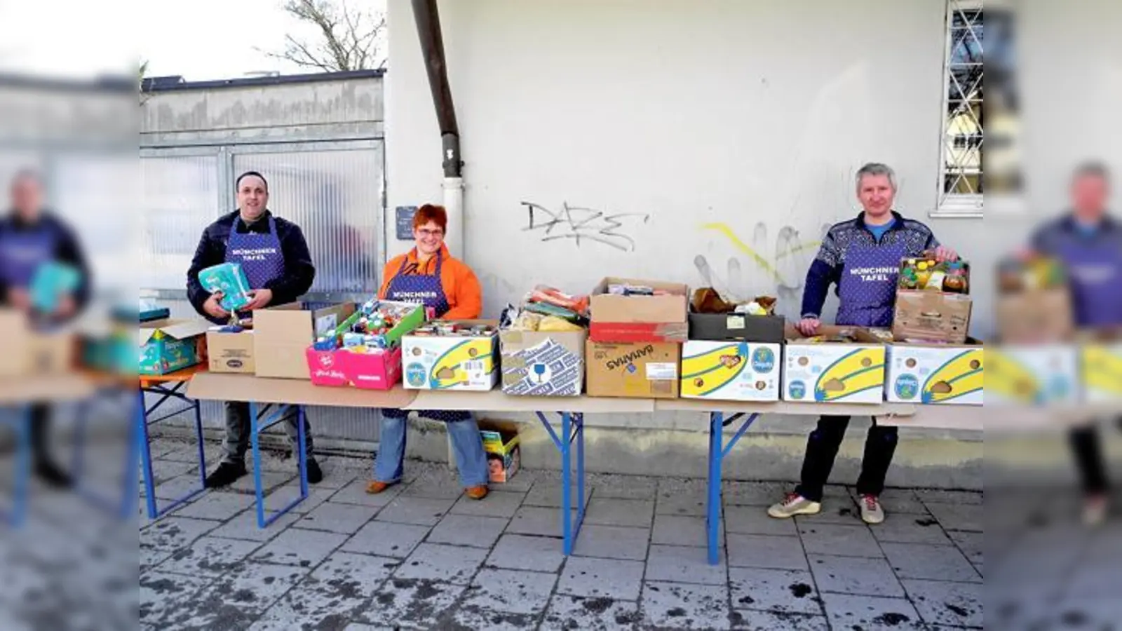 Ein meterlanger Spendentisch für Tafelgäste kam bei der Sammelaktion zustande.	 (Foto: privat)