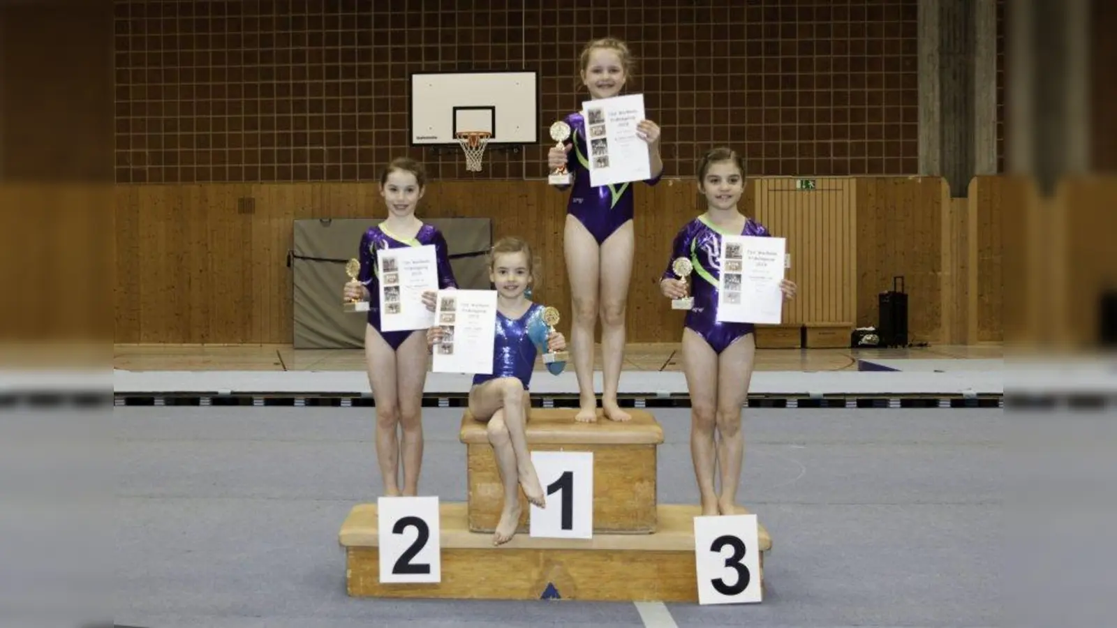 Margarete Petry, Laura de Biasio und Lilly Ochsenkühn (stehend) sowie Judith Leicht (sitzend). (Foto: TSV Weilheim)