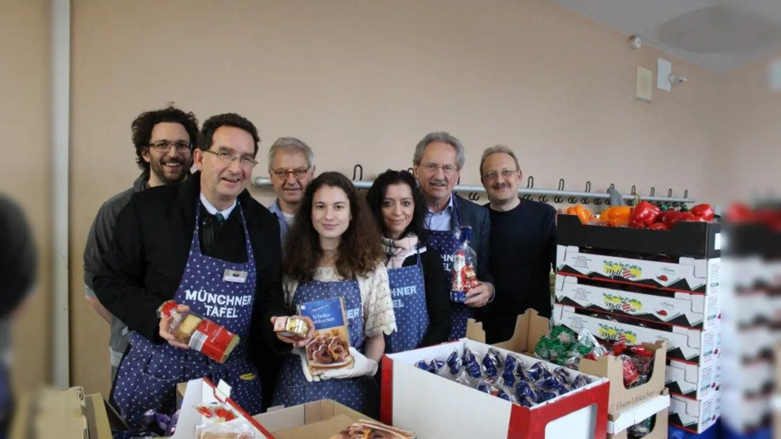 Gemeinsam für Münchner in Not (v.l.): Maximilian Engel, Lehrer am Käthe-Kollwitz-Gymnasium, Tafelvorstand Matthias von Miller, Leo Klotz, Schulleiter des Käthe-Kollwitz-Gymnasiums, Eva-Sophie Koch, Vorsitzende der Koch-Ebersperger-Stiftung, Alt-OB Christian Ude und Ralf Ebersperger. (Foto: sb)
