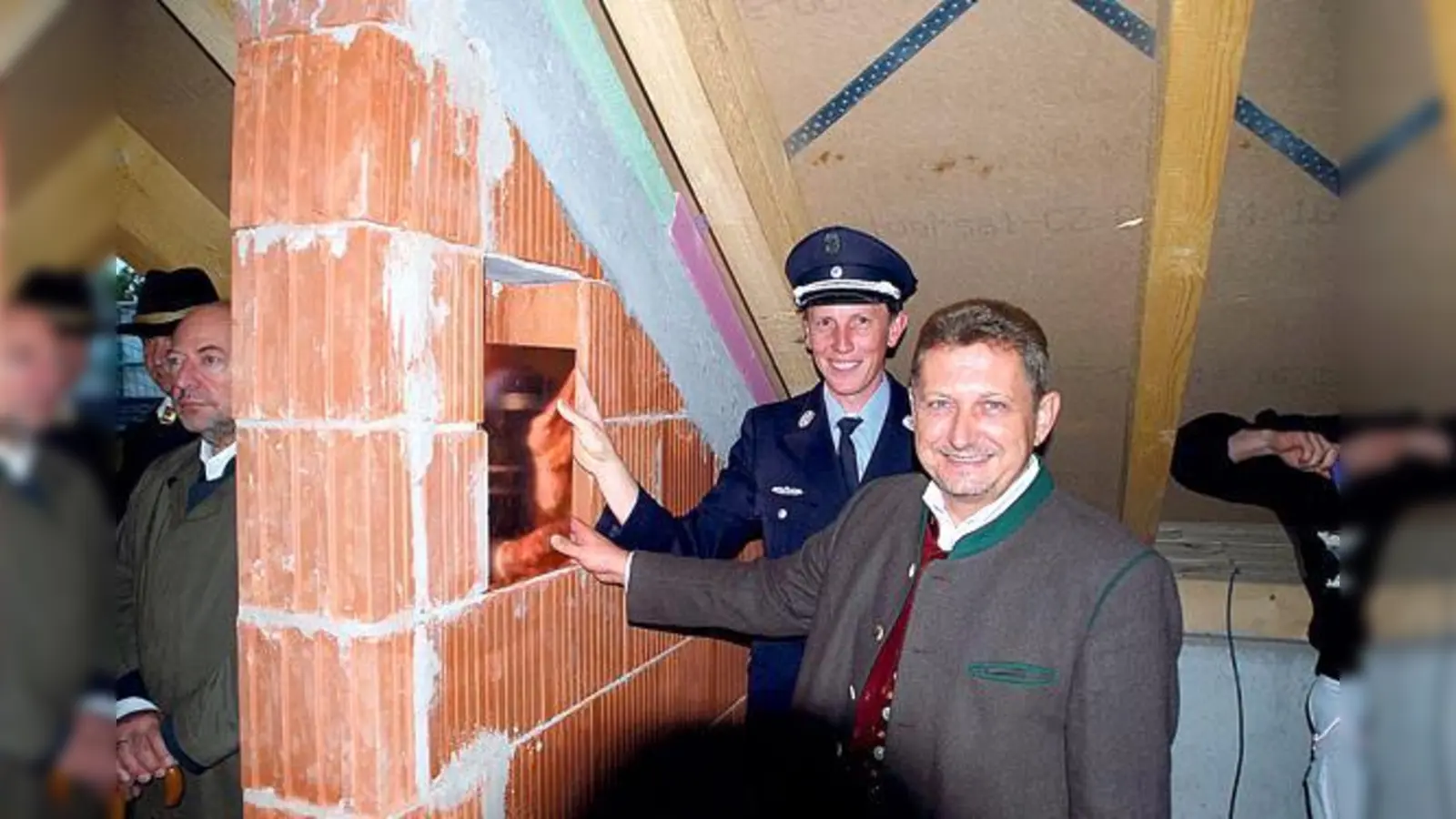 Feuerwehrkommandant Hannes Bußjäger (l.) und Grasbrunns Bürgermeister Klaus Korneder bei der Grundsteinlegung des neuen Feuerwehrhauses.	  (F: privat)