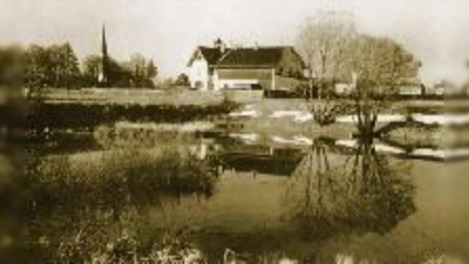 Zum Tag des offenen Denkmals führt der Stadtteilhistoriker Erich Kasberger durch das Behr-Anwesen. Vor rund 65 Jahren war der heute kleinste Park des Viertels ein Natur-Idyll mit Badesee.  (Foto: Hirt, Volk-Verlag)