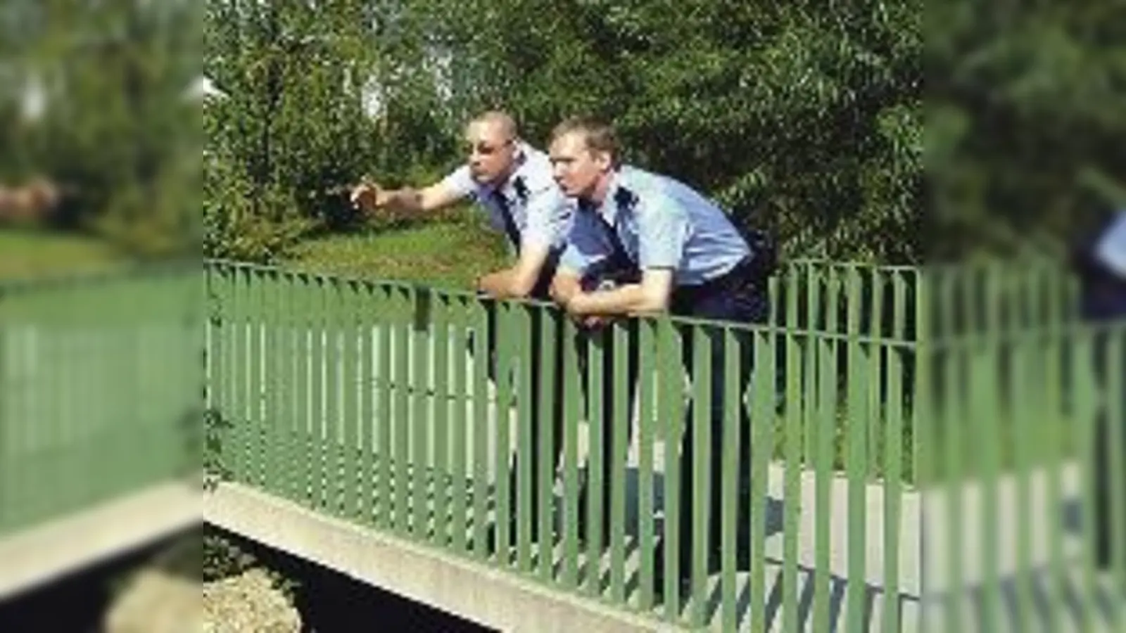Sollen die nächsten drei Monate für Ordnung im Landschaftspark sorgen: Ulf Schneider (links) und Richard Bendler von der Firma Ehrl.    (Foto: Pietsch)