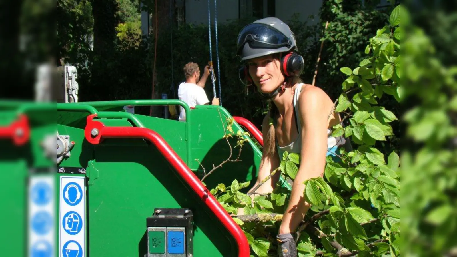 Anja Ueberschär am Häcksler (Foto: pst)