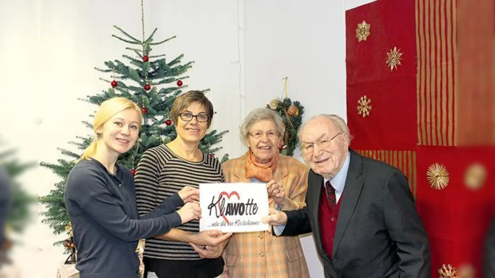 Freuen sich über das von der Klawotte finanzierte Semester: Stipendiatin Katja (l.), Klawotte-Leiterin Ulrike Konrads (2.v.l.) sowie Solidaris-Gründer Monika und Georg Bauer.	 (F.: privat)