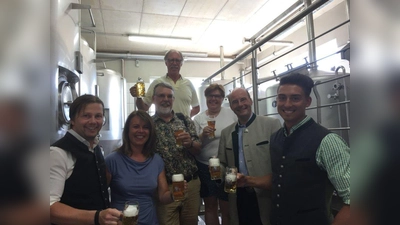 Bei der Brauereibesichtigung: Sven Leindl (von links), FDP-Kreischefin Britta Hundesrügge, die Kreisräte Wolfgang Weber-Guskar und Oswald Gasser, Gemeinderätin Anke Sokolowski, Lothar Ebbertz und Leonhard Ehrl. (Foto: Britta Hundesrügge)