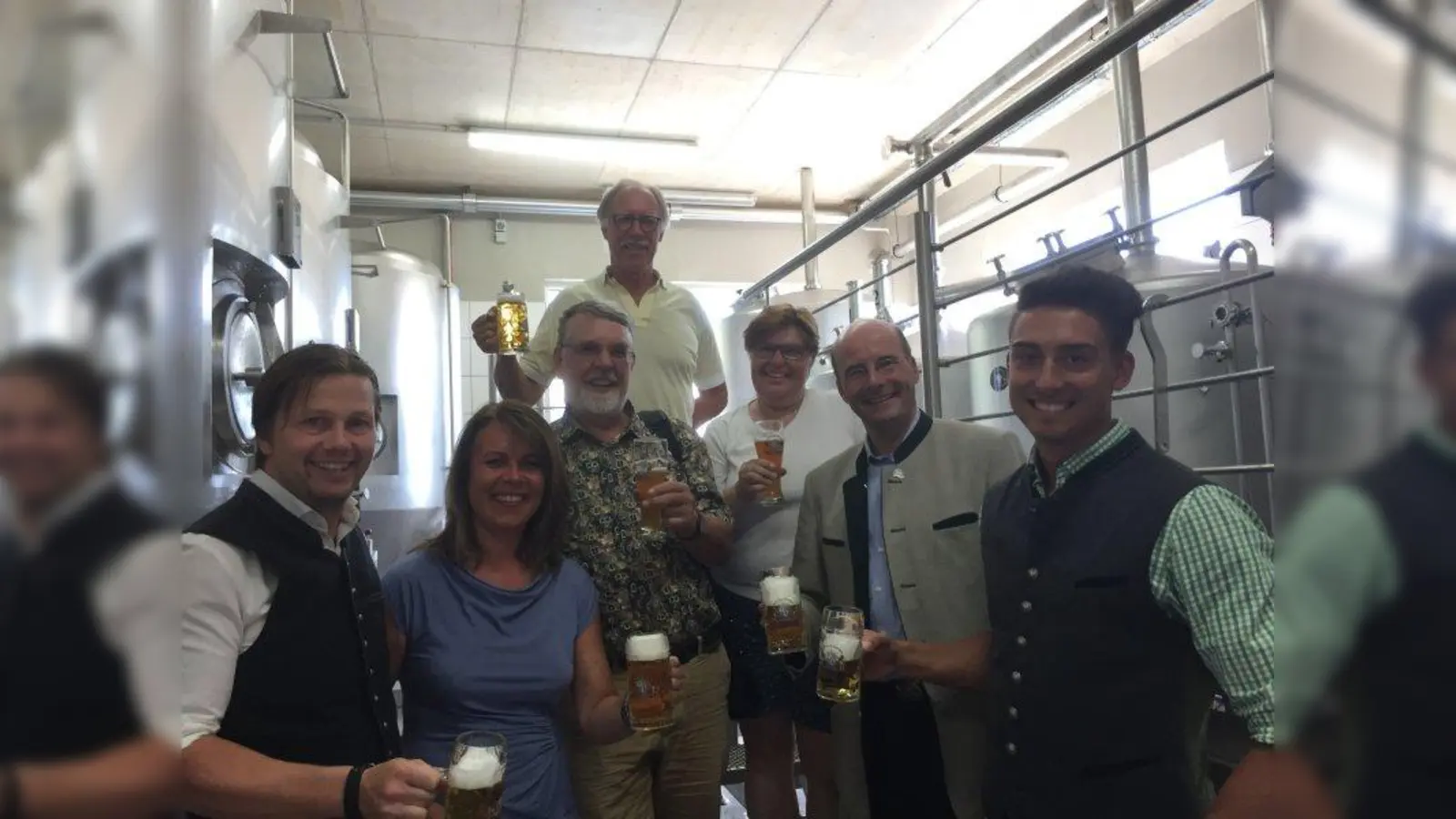 Bei der Brauereibesichtigung: Sven Leindl (von links), FDP-Kreischefin Britta Hundesrügge, die Kreisräte Wolfgang Weber-Guskar und Oswald Gasser, Gemeinderätin Anke Sokolowski, Lothar Ebbertz und Leonhard Ehrl. (Foto: Britta Hundesrügge)