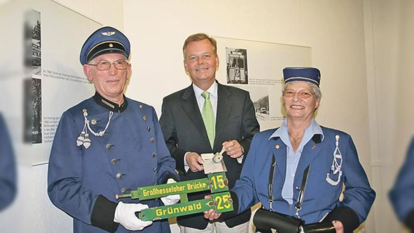 Nostalgie pur: Bürgermeister Jan Neusiedl (Mitte) begrüßt die beiden »Schaffner« Manfred und Traudl Neumaier zur Ausstellungseröffnung.  (Foto: hol)