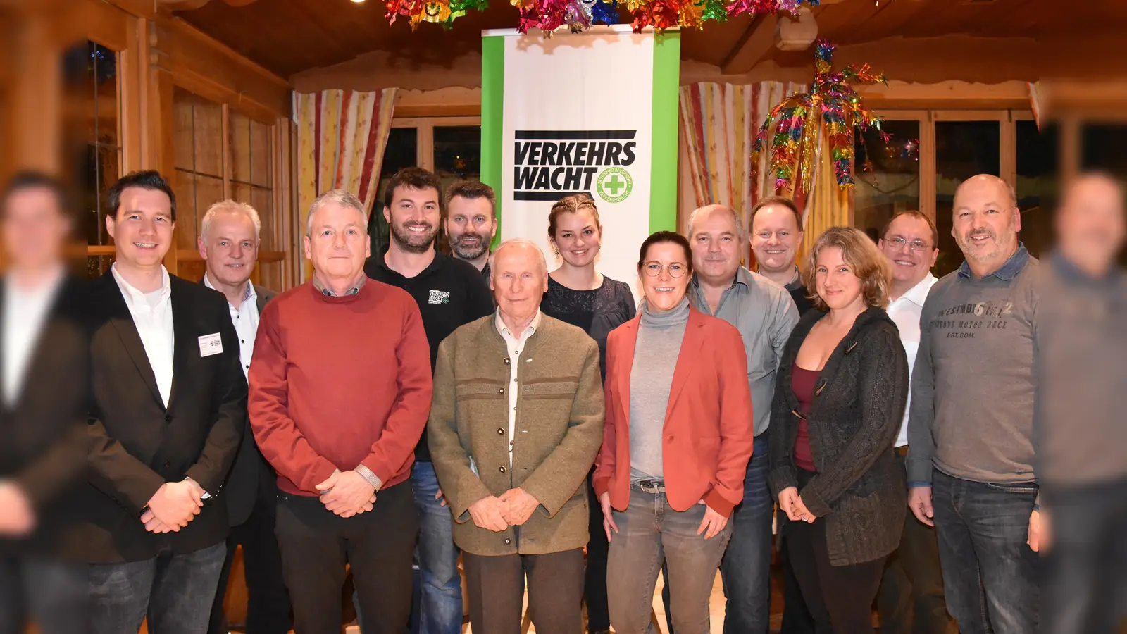 Die neue Vorstandschaft: Florian Metzel, Peter Starnecker, Gerhard Eberl, Bernhard Schweida, Michael Schott, Reinhold Reith, Leoni Jörg, Anne Broocks, Harald Weinmann, Robert Niedergesäß, Karin Wening, Florian Hellmich, Martin Schedo (von links). (Foto: KVW )