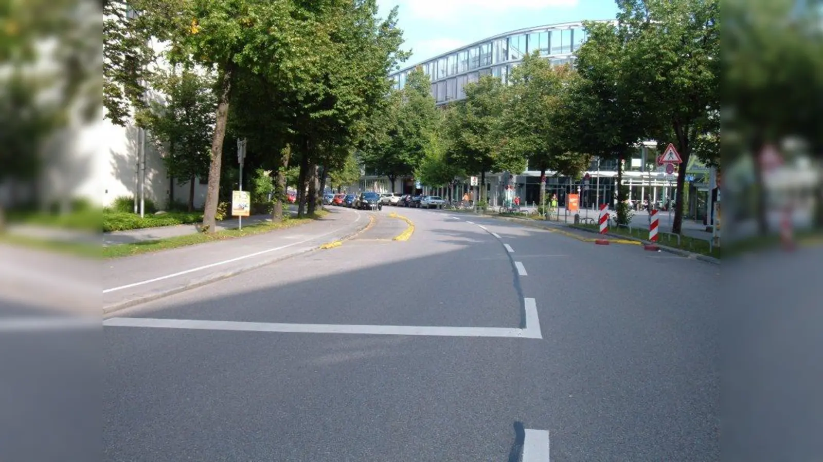 Biegung an der Heimeranstraße: Links ist der Durchgang zu den Kinderkrippen, rechts der Aufzug zur U-Bahn und der Bavariapark. (Foto: AH)