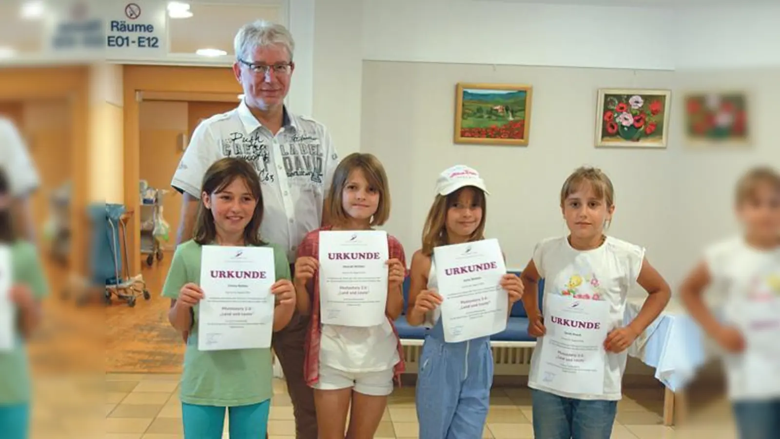 Cinnia, Hannah, Carla und Srah nach der »Urkundenverleihung« mit dem Leiter des Maria-Stadler-Hauses Klaus Stierstorfer.	 (Foto: Gemeinde Haar)