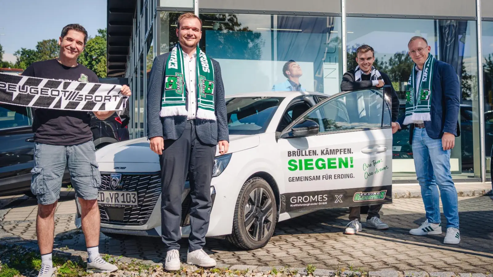 Freuen sich auf die Partnerschaft (von links): Jan Langer (Sponsoring Erding Gladiators), Samuel Gromes, Kevin Dierks (Geschäftsführer Erding Gladiators) und Stefan Reis (Geschäftsführer Gromes Kraftfahrzeughandel GmbH). (Foto: Erding Gladiators)