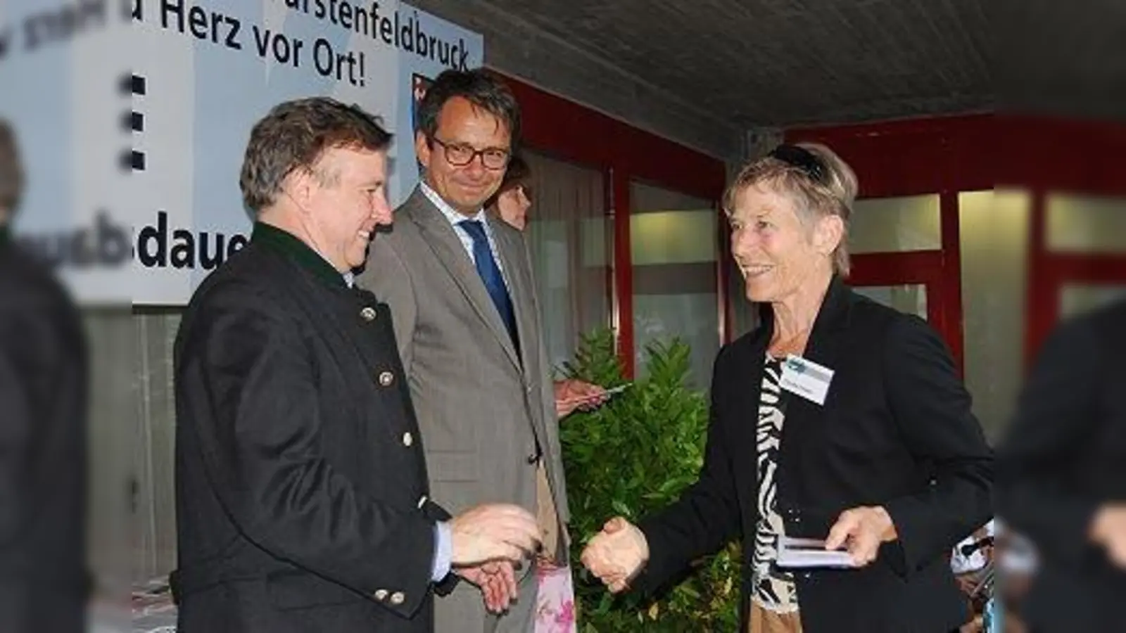 Claudia Findeis bekam die Goldene Ehrenamtskarte von Staatssekretär Markus Sackmann (l.) und Landrat Thomas Karmasin. (Foto: LRA FFB)