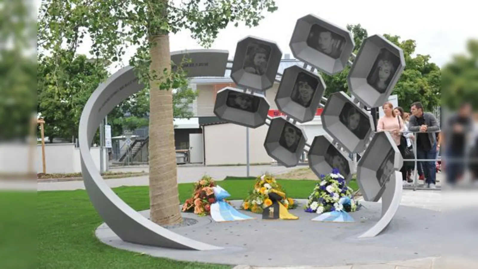 Neun Menschen wurden hier aus dem Leben gerissen. Nun wurde unter großer Anteilnahme ein ihnen gewidmeter Gedenkort eingeweiht.	 (Foto: Kulturreferat der Stadt München)