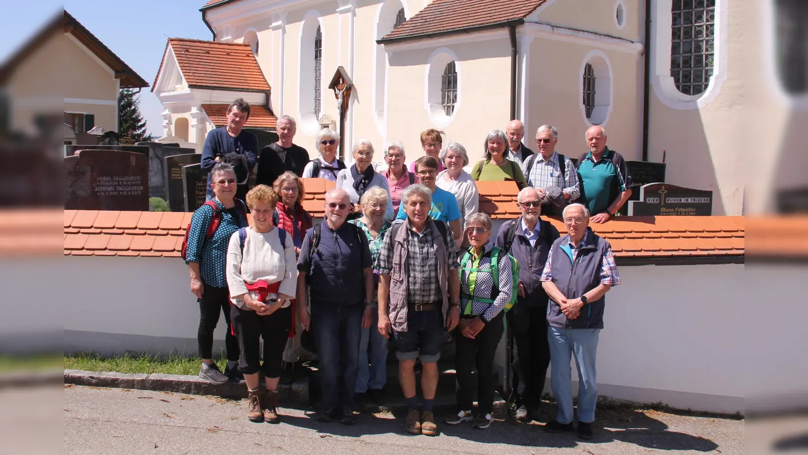 Die rund 25 Teilnehmerinnen und Teilnehmer erfuhren allerhand Bemerkenswertes über die Orte entlang der Route. (Foto: Herbert Moser )