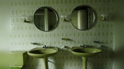 Ein leergeräumtes Haus in Denning, kurz vor dem Abriss, wird zum Kunstobjekt. (Foto: Emanuel Mooner)