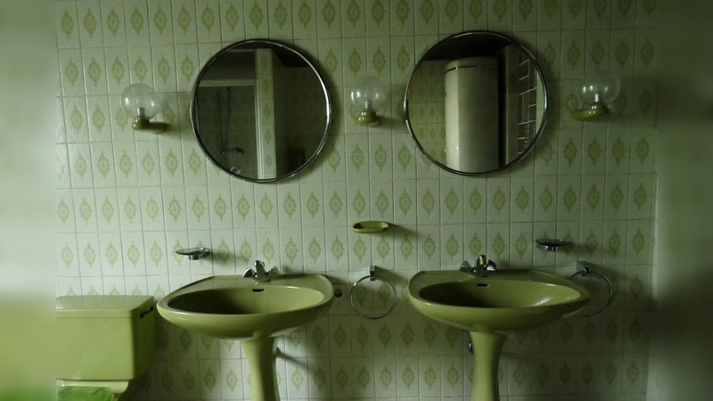 Ein leergeräumtes Haus in Denning, kurz vor dem Abriss, wird zum Kunstobjekt. (Foto: Emanuel Mooner)