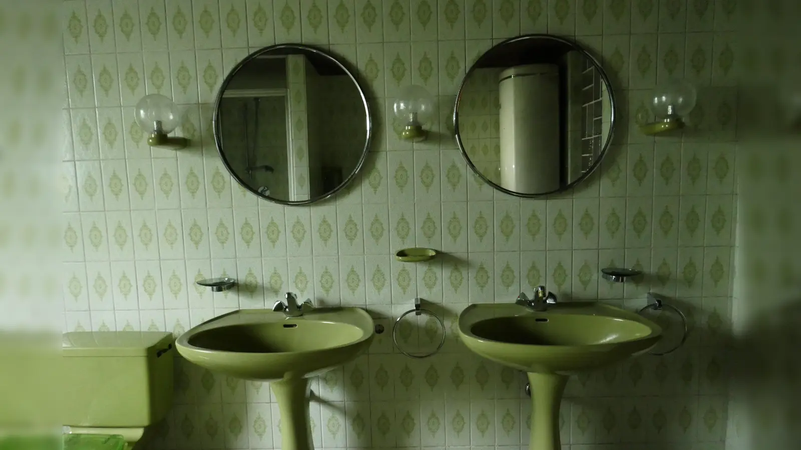 Ein leergeräumtes Haus in Denning, kurz vor dem Abriss, wird zum Kunstobjekt. (Foto: Emanuel Mooner)