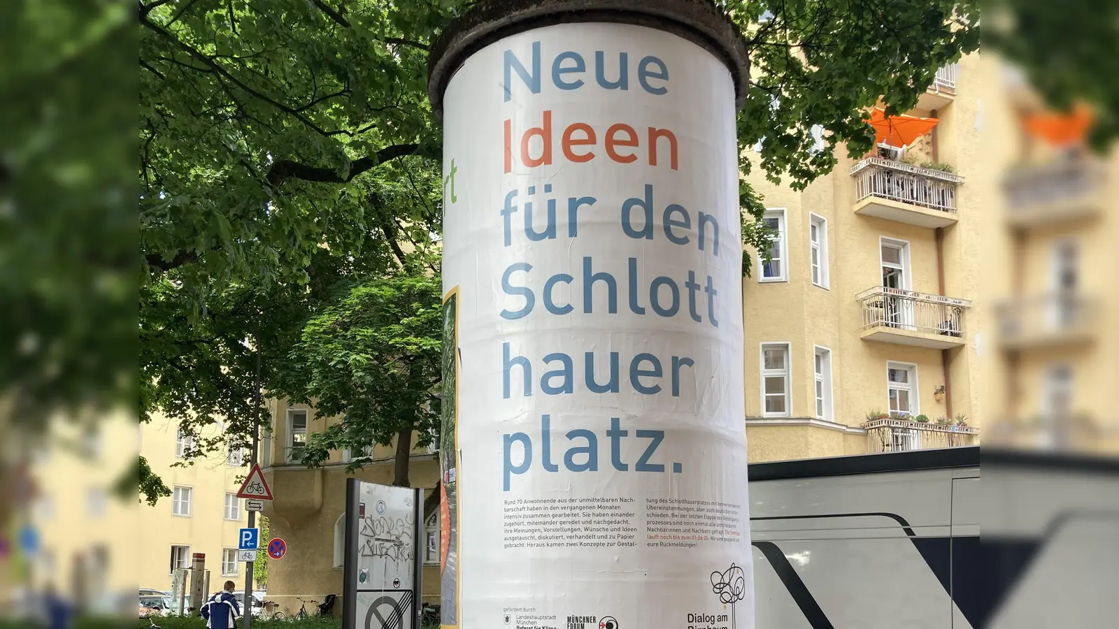 Die Nachbarschaftsinitiative „Dialog am Birnbaum” hat eine Litfaßsäule angemietet, die über die Ideen für den Schlotthauerplatz informiert. (Foto: Dialog am Birnbaum)