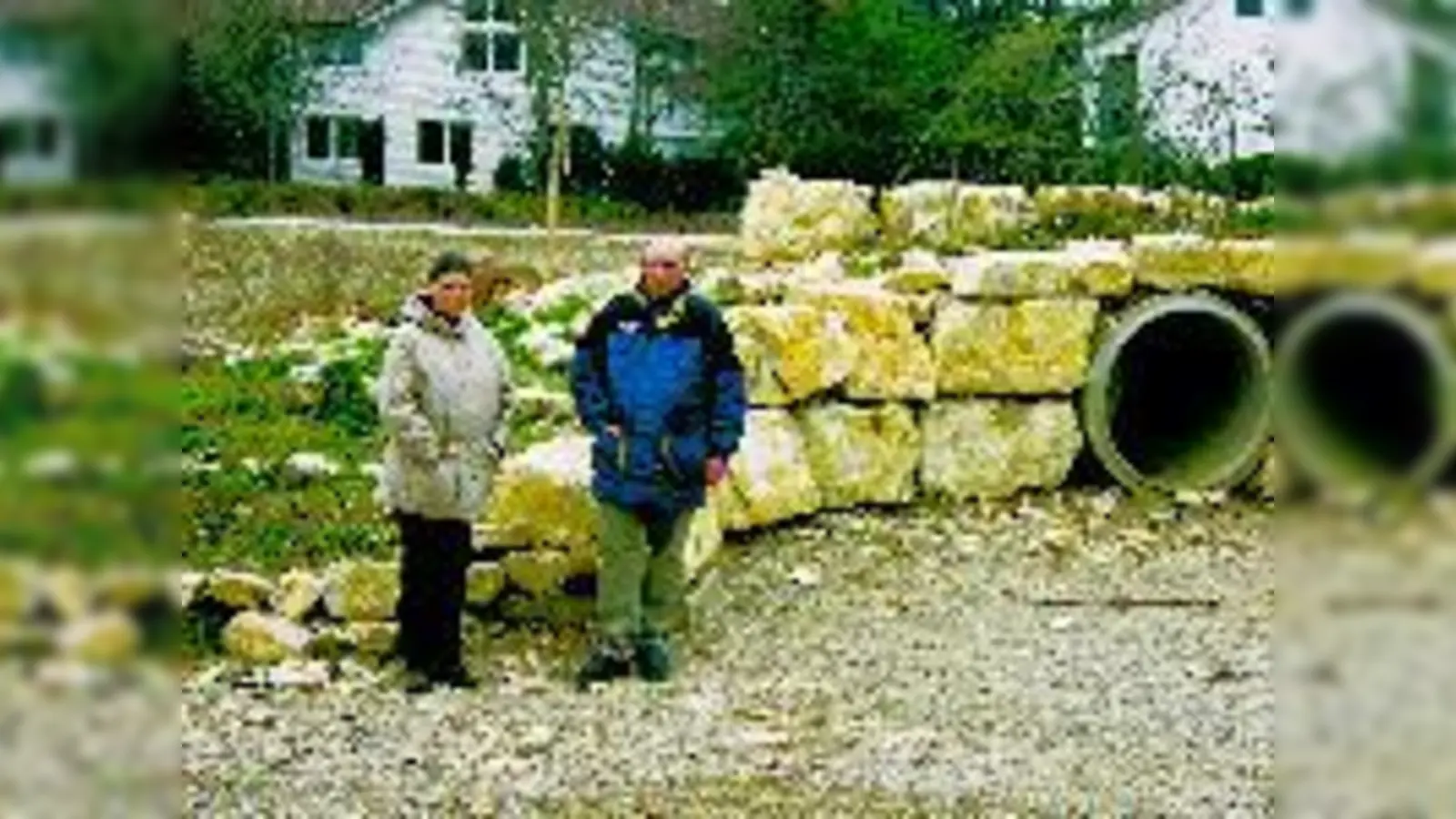 Vom Rodelhügel bis zur Tunnelröhre wurde alles von Kindern geplant: Doris Eibel und ÖBZ-Leiter Winfried Eckardt freuen sich über die rege Beteiligung an der Gestaltung des Naturspielplatzes 	 (Foto: ct)