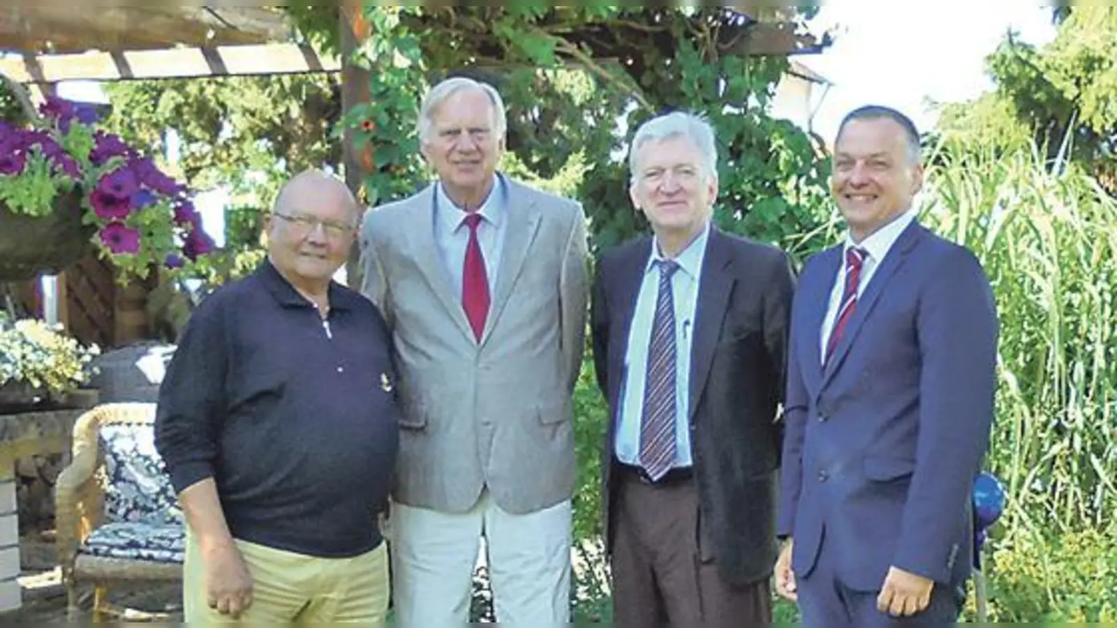 Von links: Horst David (ehemaliger Vorsitzender CSU Neufahrn), Lothar Lenzing, aktueller Vorsitzender Hans Mayer und Bürgermeister Franz Heilmeier.	 (Foto: Horst David)