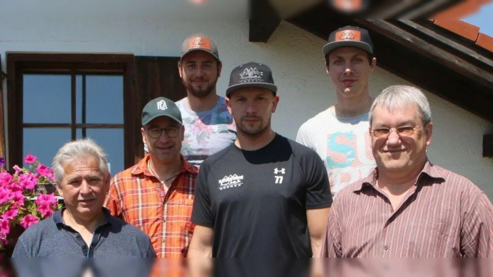 Der neue und fast auch alte Vorstand: Lorenz Barfüßer, Christian Mock, Martin Burger, Werner Schilcher (vorne von links),  Andreas Krönauer und Manfred Guggemos (hinten von links). (Foto: SC Forst)