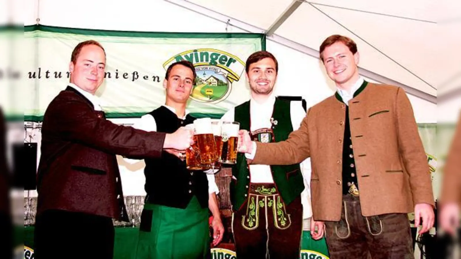 Josef Wildgruber, Bastian Leibig, Quirin Bauer und der Junior Chef der Ayinger Brauerei Franz Inselkammer (v. l.) stoßen auf ein gelungenes Fest miteinander an.	 (Foto: Privat)
