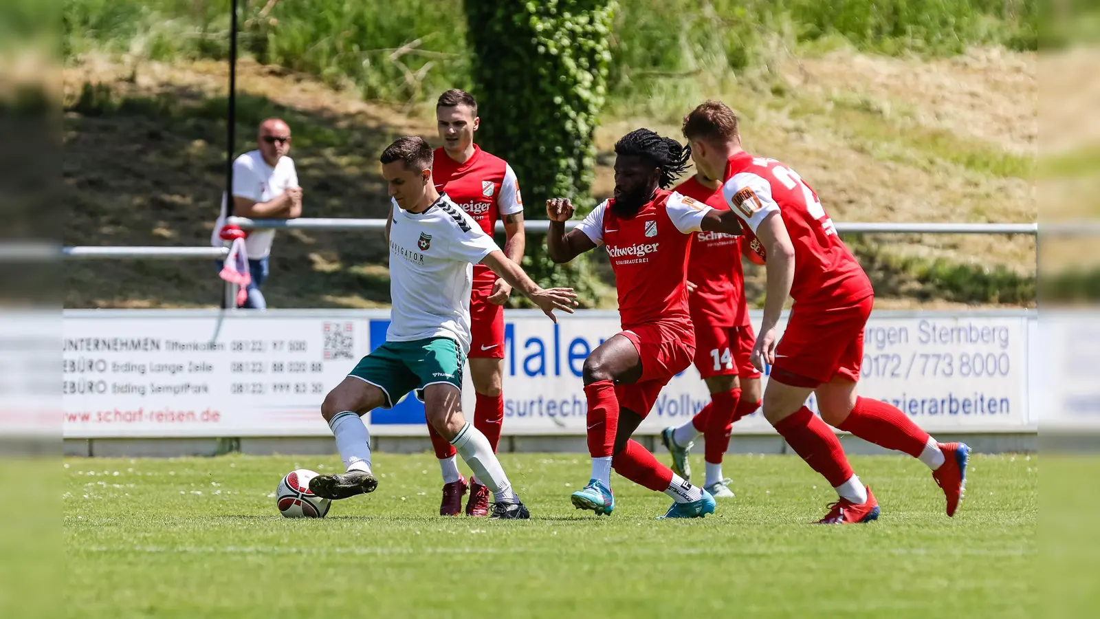 Der VfB Forstinning (rot) kämpft im Nachsitzen um den Klassenerhalt in der Landesliga Südost. Gegner ist der FC Dingolfing. (Foto: Christian Riedel)