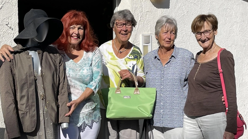 Ein tolles Team für die gute Sache: Irene Steele, Helga Träger, Gertraud Mayr und Annelies Aigner (v..) freuen sich über gut erhaltene Spenden und viele Käufer. (Foto: hw)