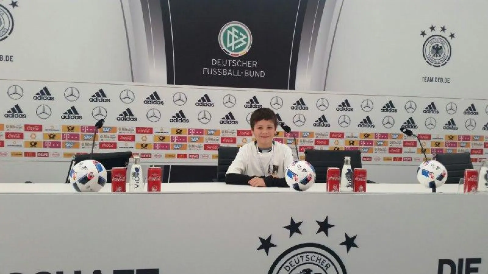 Nach der Pressekonferenz durfte Tobias den Platz der Profis einnehmen. (Foto: pr)