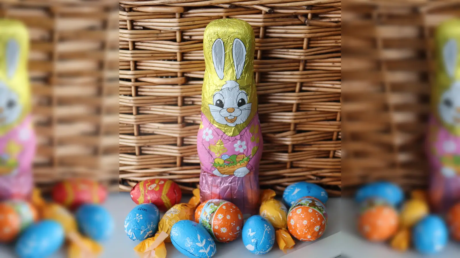 Der Osterhase persönlich gibt sich die Ehre auf dem Osterfest im Olympiapark. Zusammen mit seinem Spezl verteilt er dabei auch wieder viele Süßigkeiten an kleine und große Besucher.  (Symbolbild: mha)