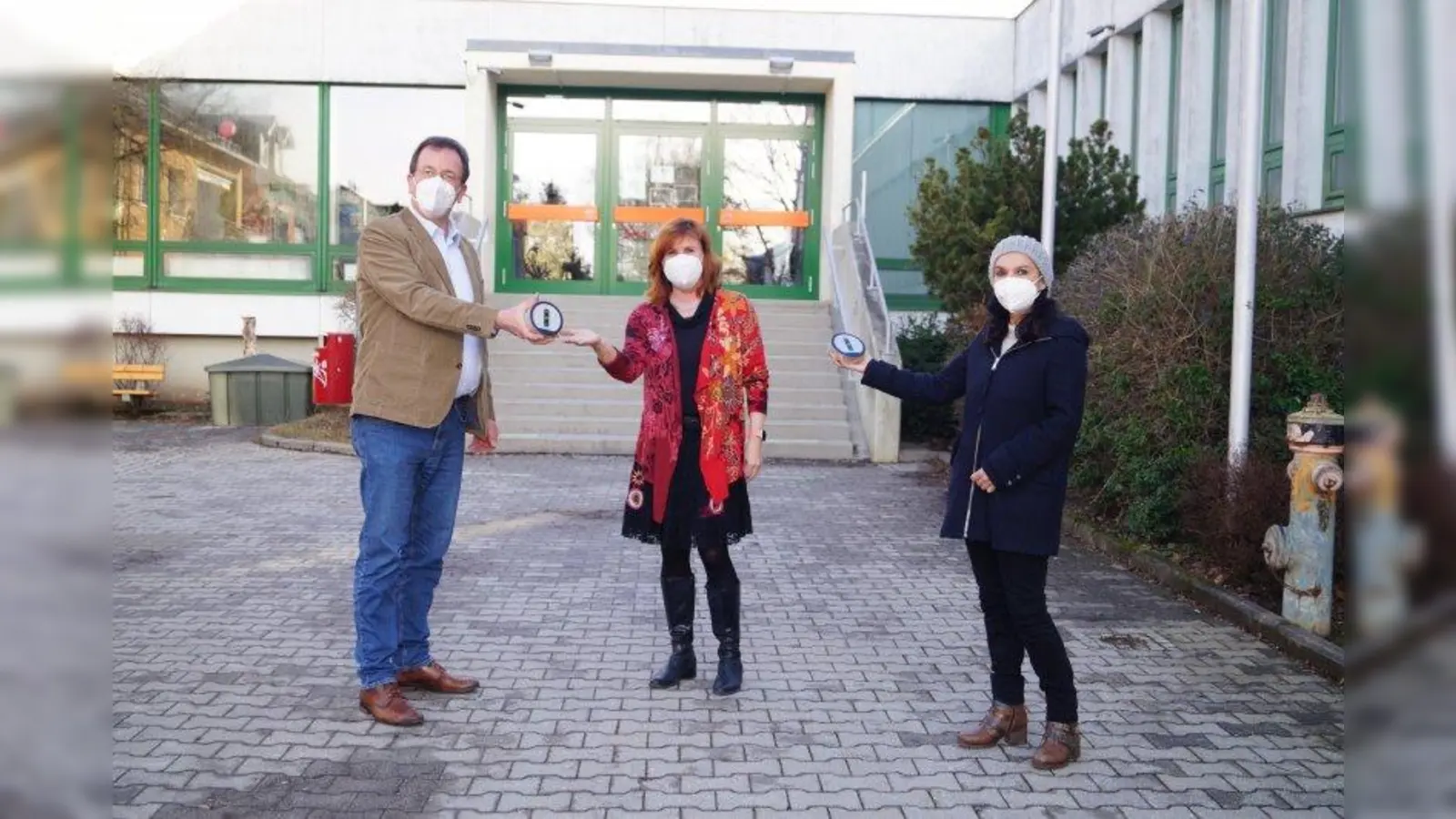 Oberbürgermeister Andreas Haas und Schulreferentin im Stadtrat, Filiz Gropper-Schäftner (r.), überreichen die Corona-Ampeln an die Rektorin der Kirchenschule, Ismene Kucher. (Foto: pst)