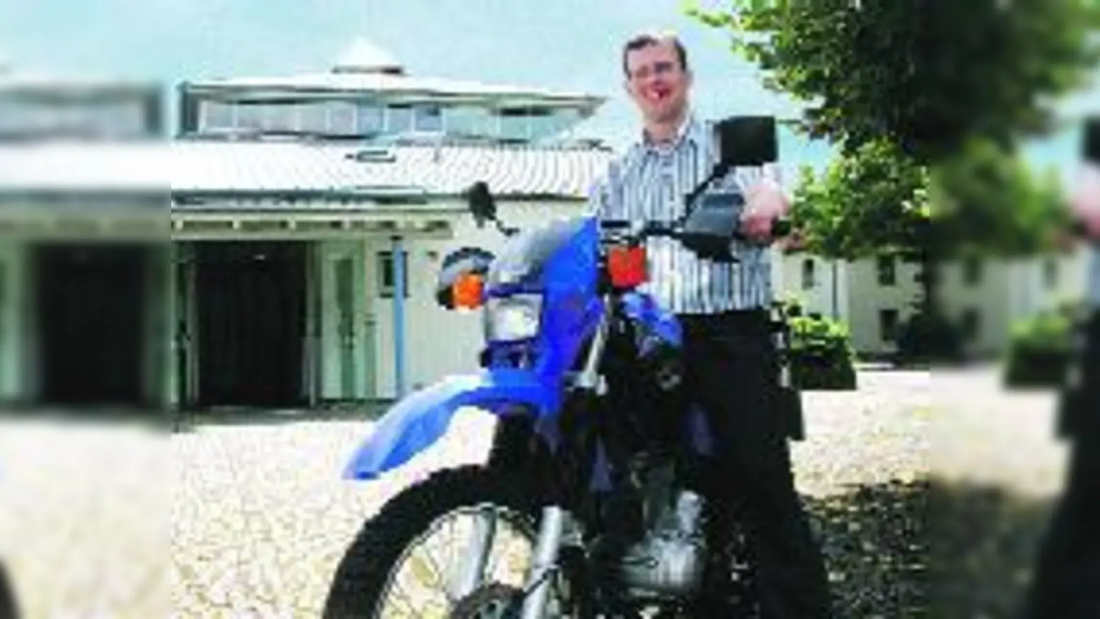 Wer sich einen Pfarrer anders vorstellt, sollte mal nach Moosach kommen. Frank Schäfer bewegt sich lieber auf zwei als auf vier Rädern fort. 	 (Foto: cr)