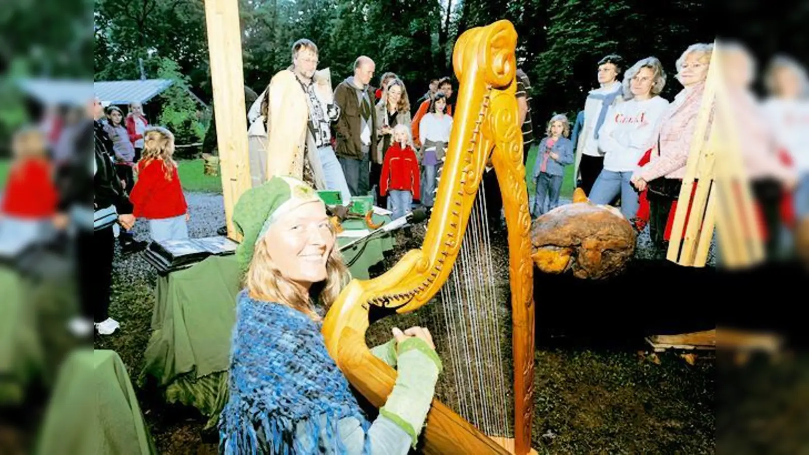 Gabriele Ogrissek spielte für die Besucher des 1. Sommernachtswaldes an der Grünwalder Sauschütt auf der Harfe.   (Foto: Schunk)