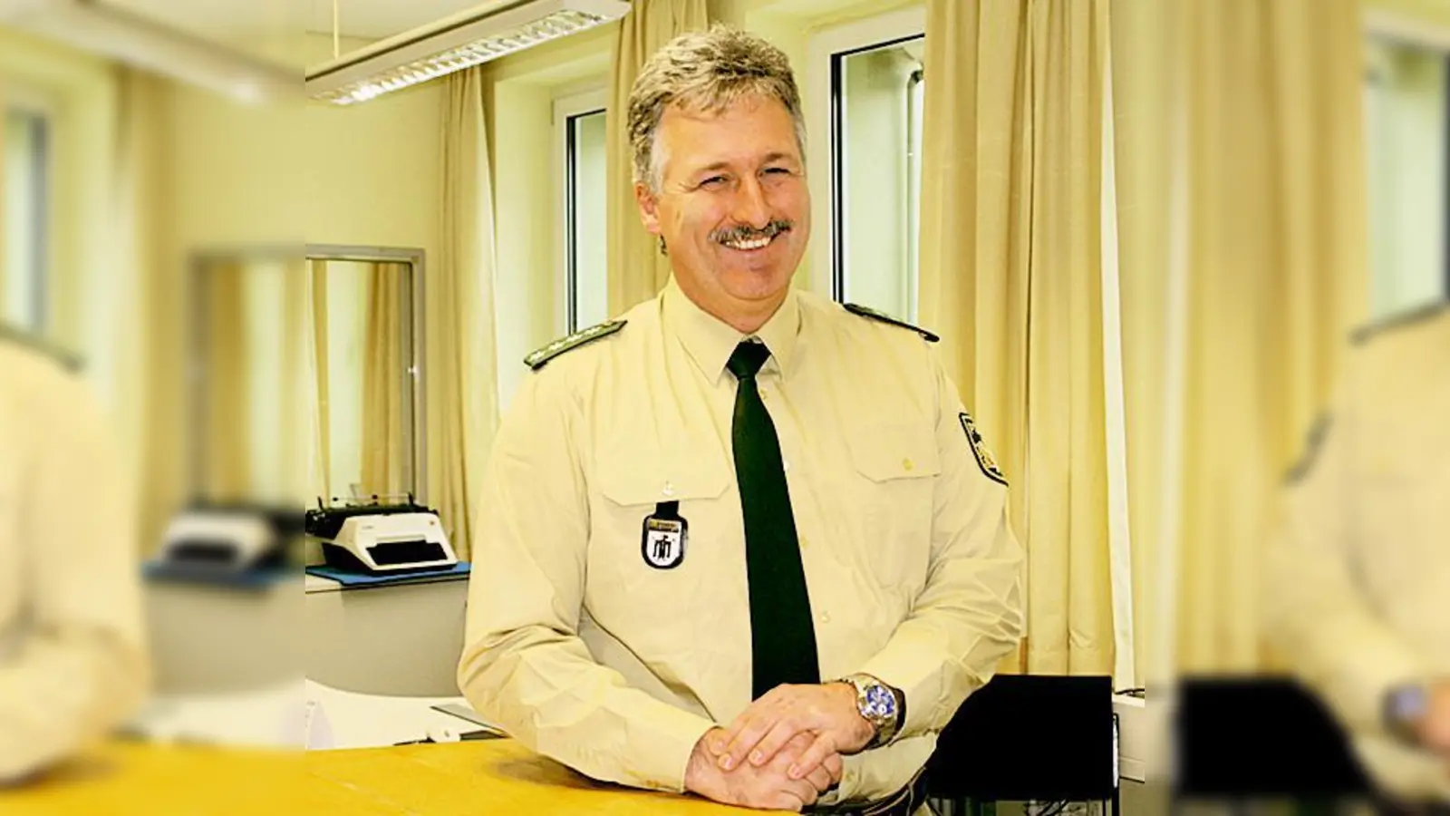 Andreas Aigner, neuer Dienststellenleiter der Polizeiinspektion 32 in Grünwald, freut sich auf gute Zusammenarbeit mit der Bürgerschaft.  (Foto: hol)