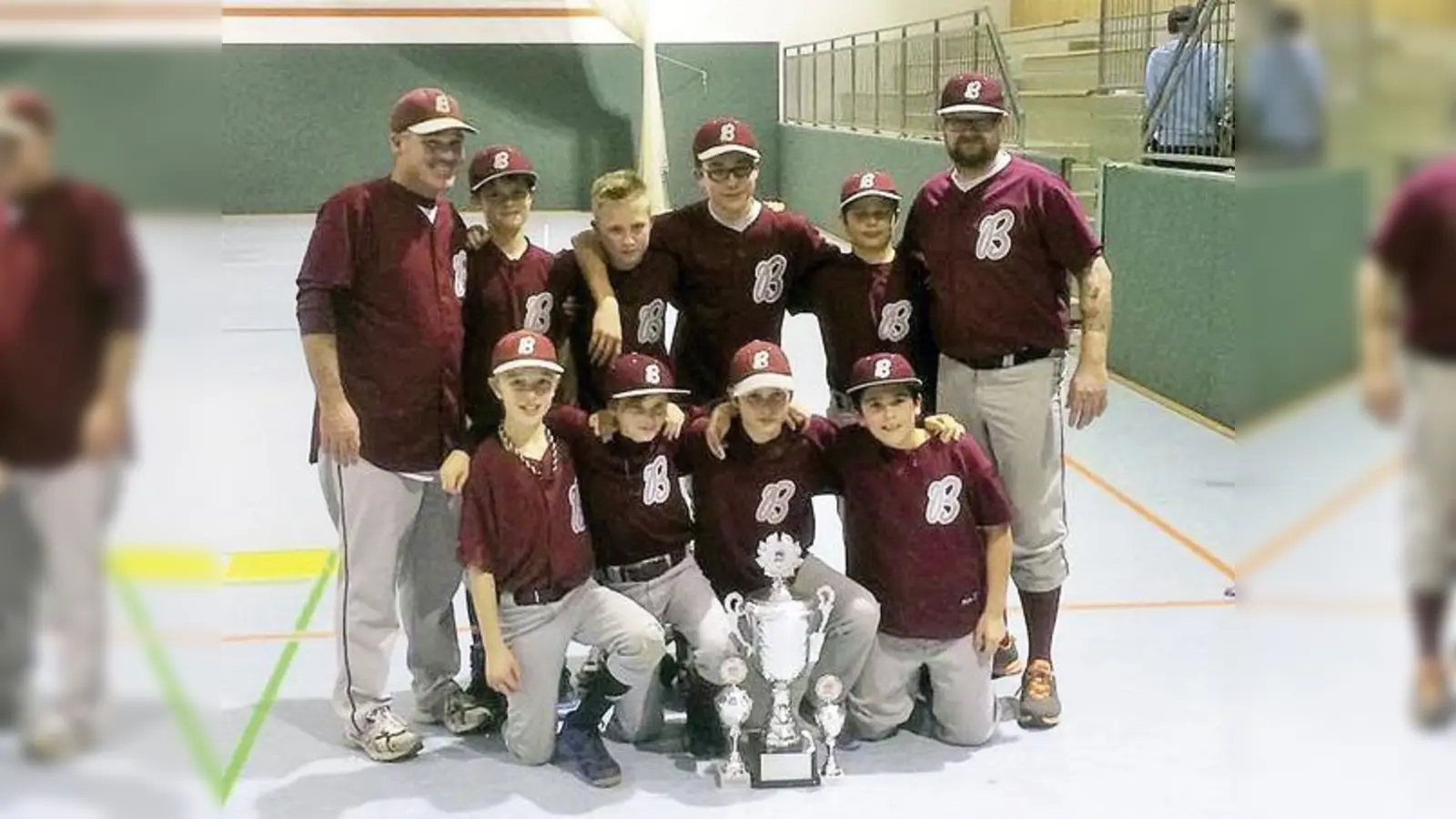 Die glücklichen Baldham Boars Schüler mit ihrem  Pokal nach der Siegerehrung.  (Foto: privat)