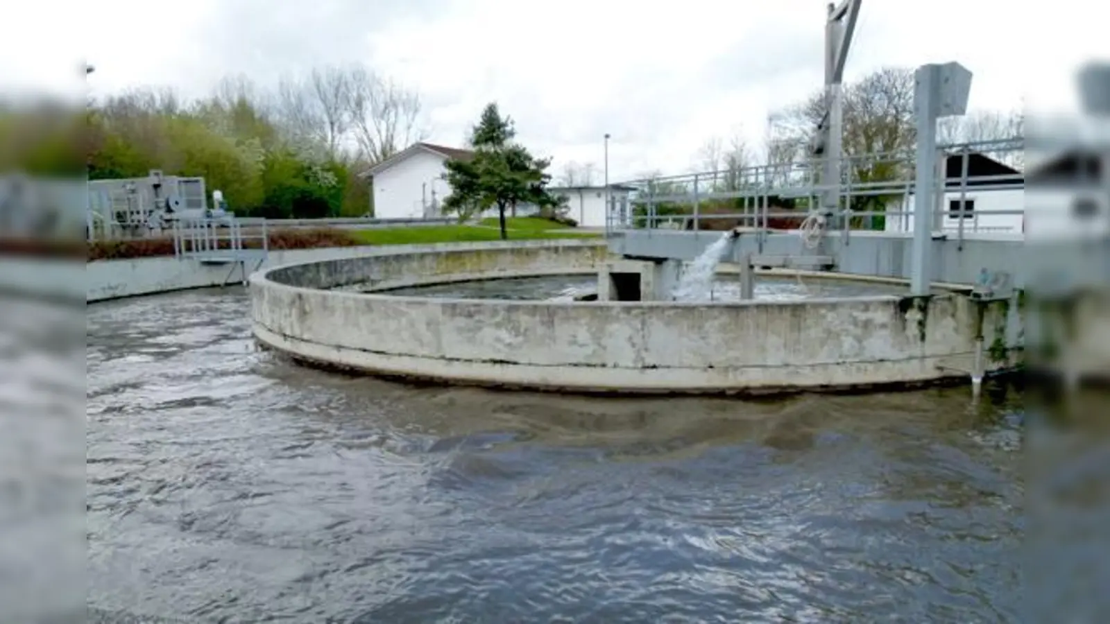 Die Kläranlage Hallbergmoos wird für 4,4 Millionen Euro modernisiert. Zunächst steigen die Abwasser-Gebühren auf über zwei Euro je Kubikmeter, sollen aber nach vier Jahren wieder deutlich sinken.	 (Foto: bb)