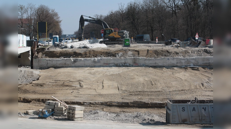 Hier war mal eine Autobahn: Der Reste der Kreuzhofbrücken wurde abgebrochen. (Foto: job)